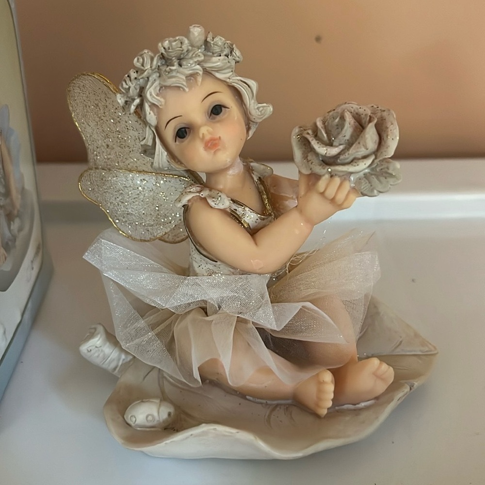 Angel Fairy sitting on a leaf porcelain gift boxed Brand New